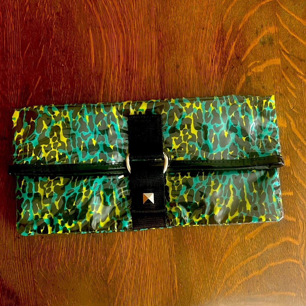 Betseyville clutch.
